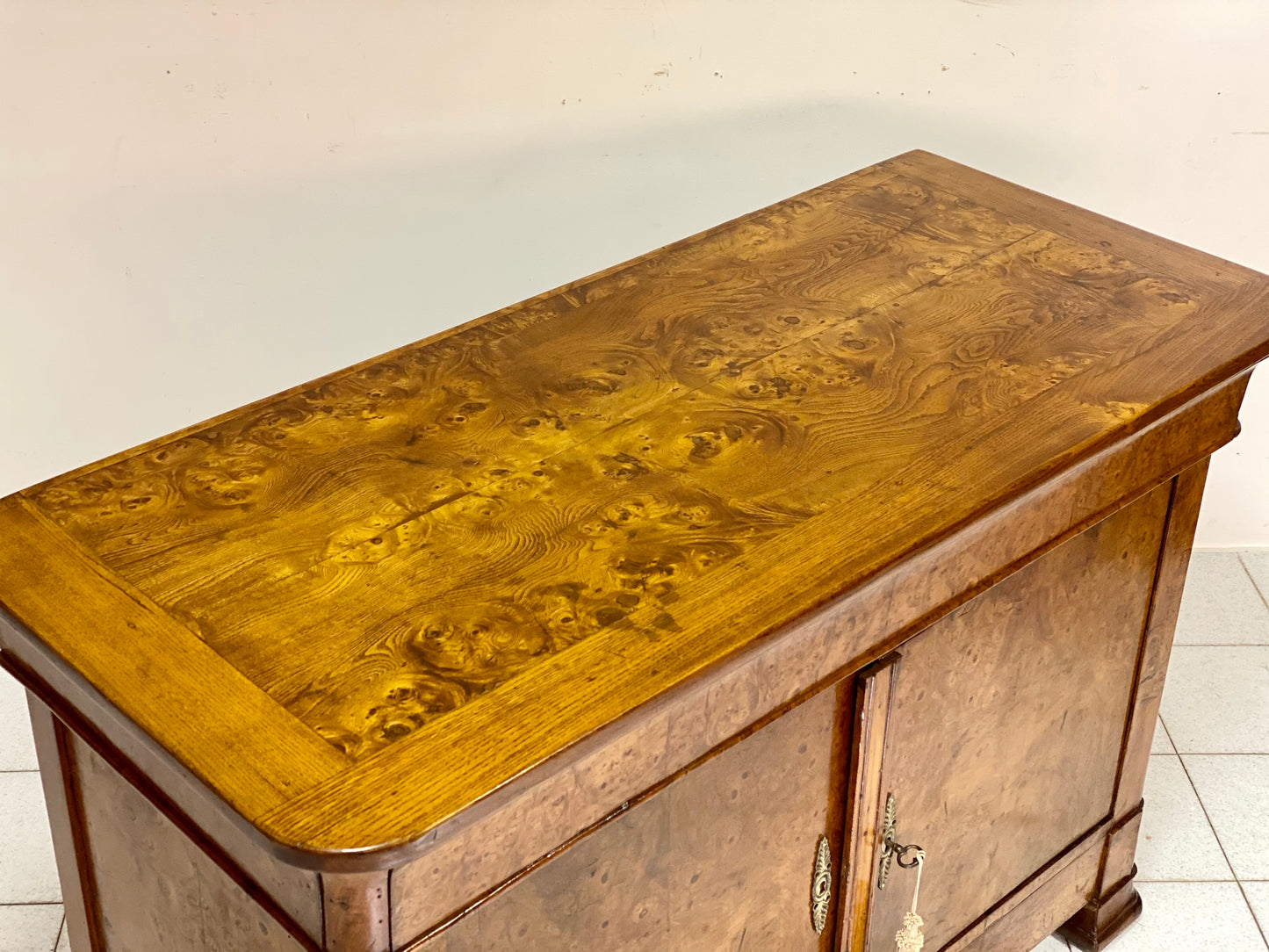 Credenza Carlo X radica di olmo . XIX secolo