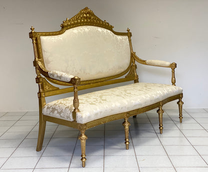Carved and gilded sofa in gold leaf. Early 19th century