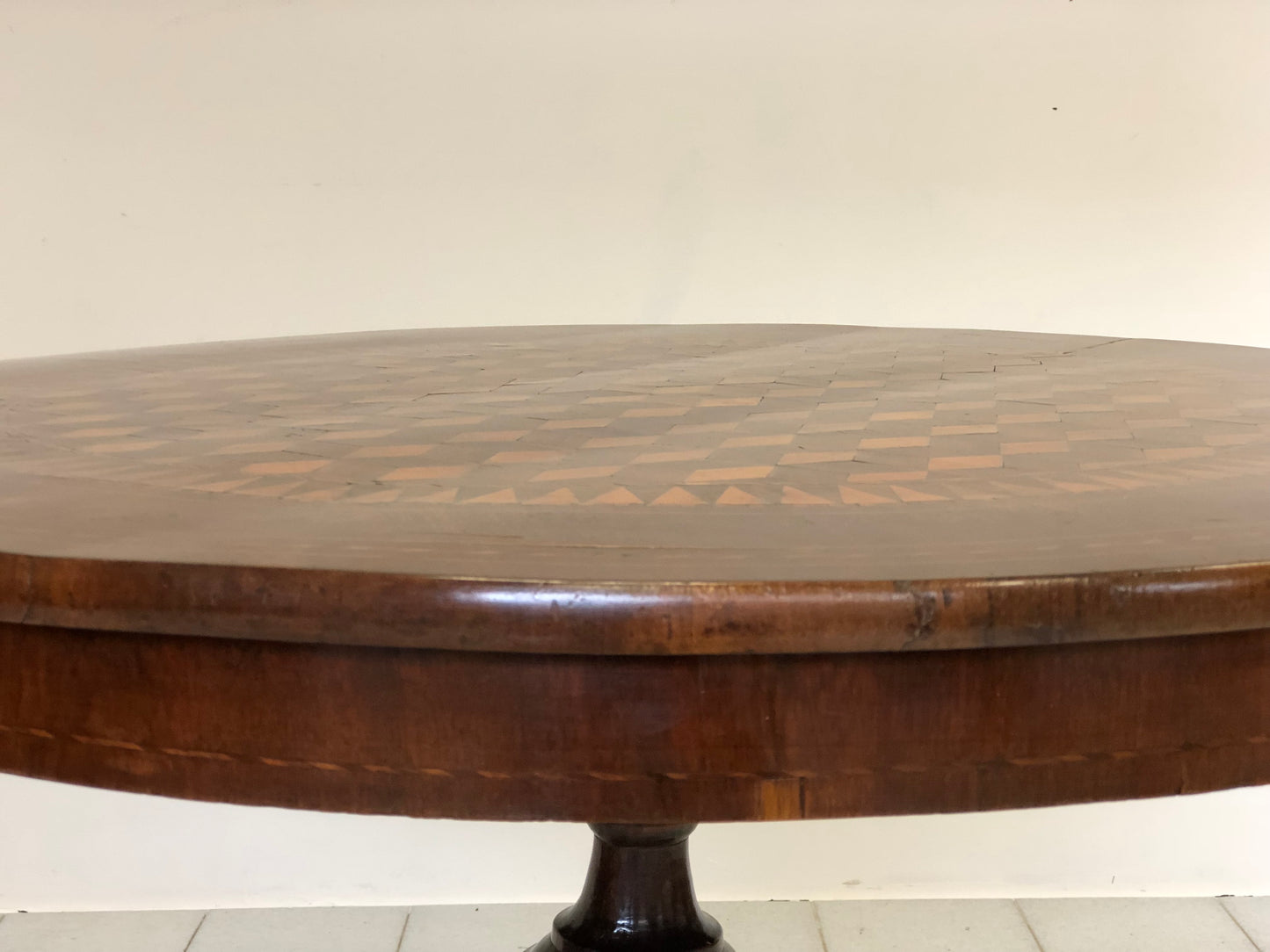 Tavolo di Rolo a marqueterie. 94 cm diametro