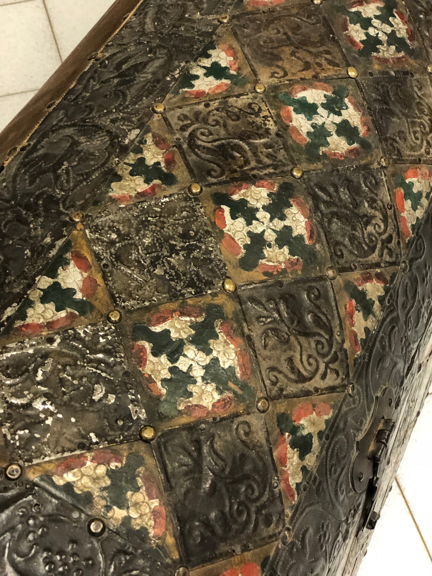 Baule con coperchio bombato . Venezia XVIII secolo
