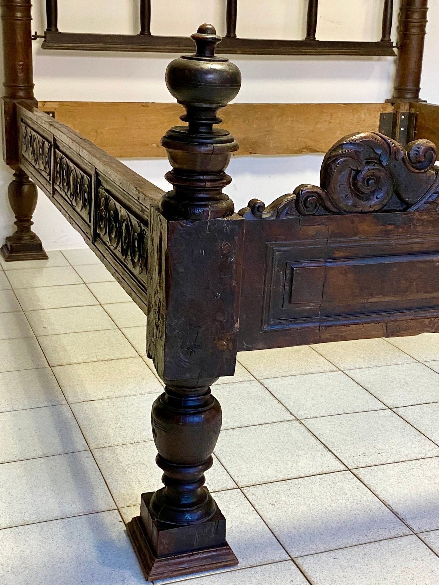 Double walnut bed. 17th century