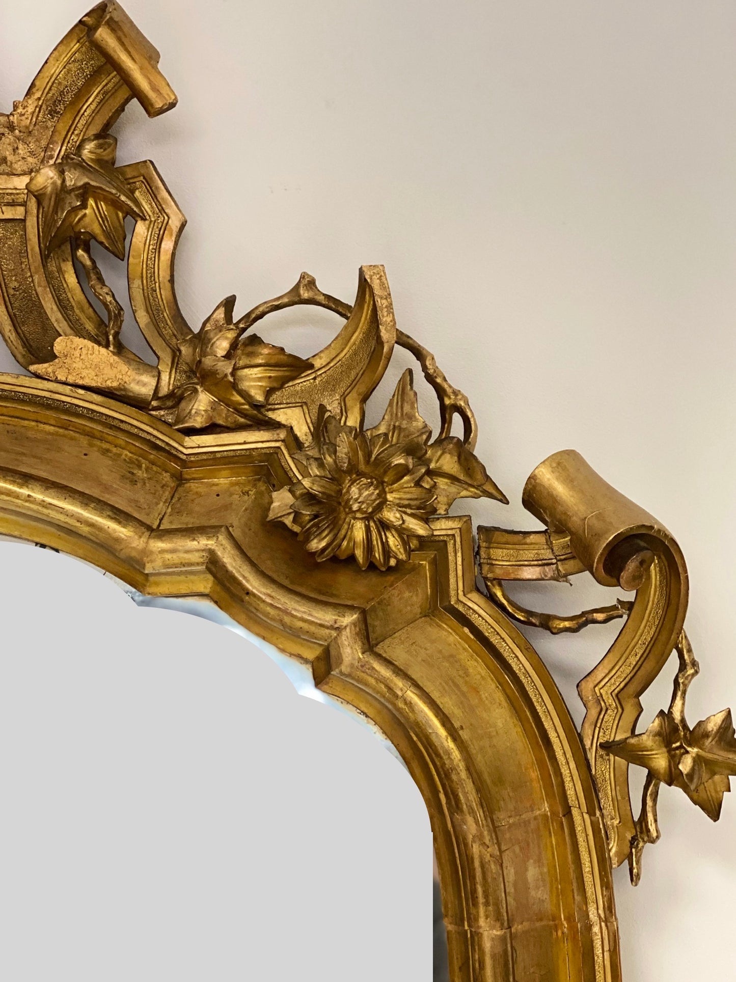Carved and gilded wooden mirror. Lombardy early 19th century