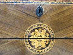 Cassettone Luigi XVI lombardo . XVIII secolo