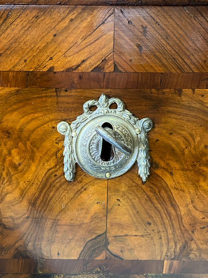 Cassettone Luigi XVI due cassetti . XVIII secolo