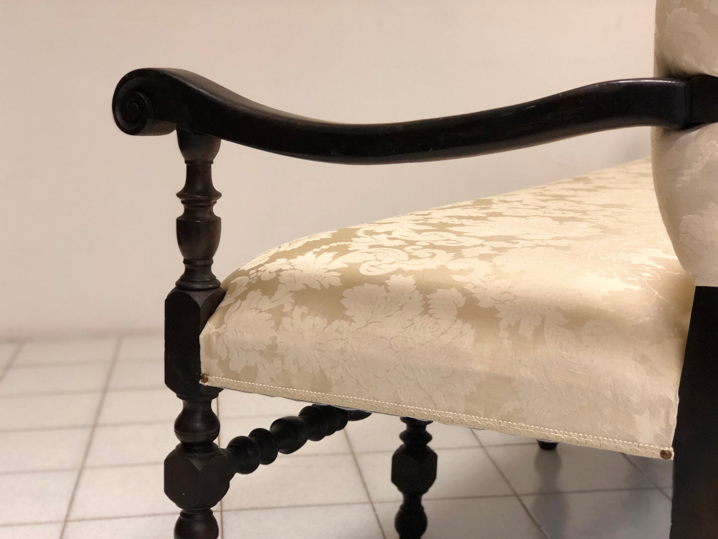 Divano a rocchetto lombardo. Noce. Luigi XIV