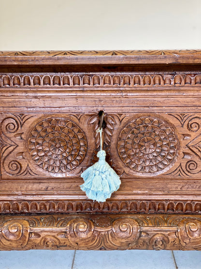 Cassapanca in noce scolpita . Toscana. XVI secolo