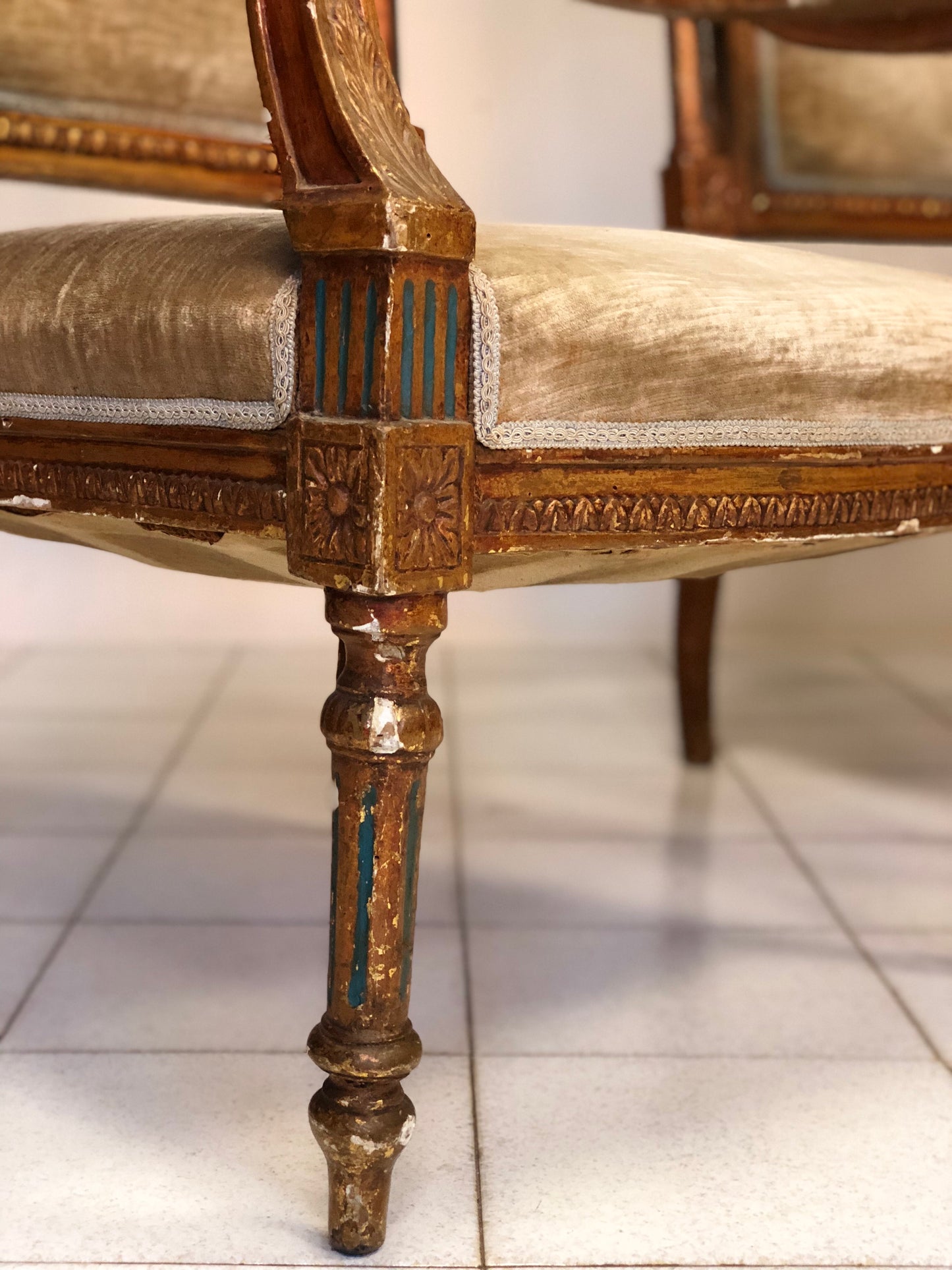Coppia di poltrone laccate e dorate. Marche Fine XVIII secolo