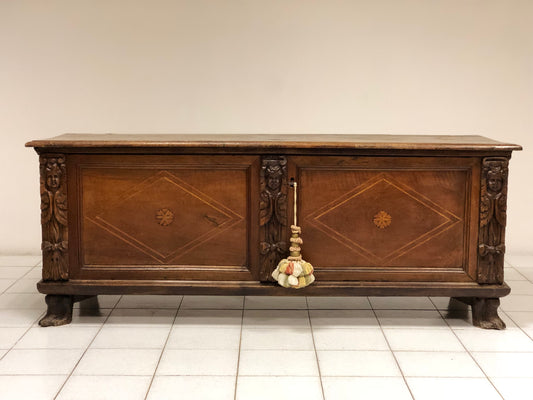 Carved walnut chest. Lombardy 17th century