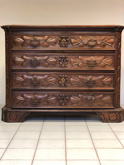 Walnut chest of drawers with cloverleaf. Genoa, 17th century