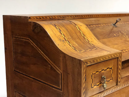 Walnut inlaid desk. Trento Louis XVI period