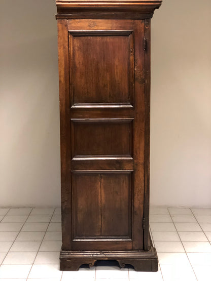 Walnut wardrobe with cloverleaf. Genoa 17th century