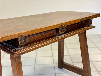 Walnut trestle table. Spain 17th century
