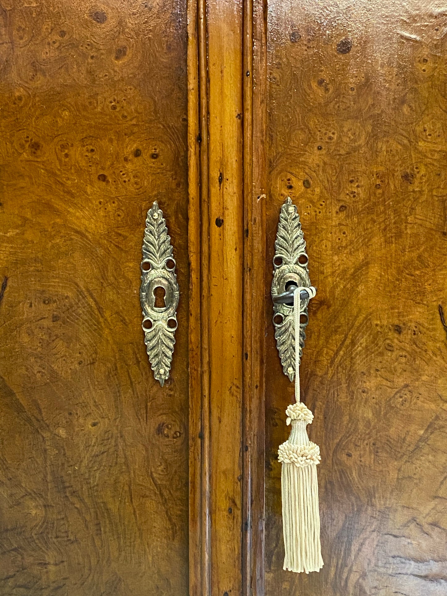 Credenza Carlo X radica di olmo . XIX secolo