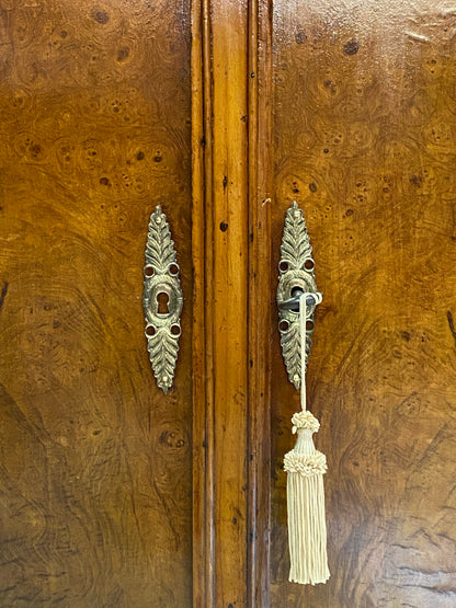 Credenza Carlo X radica di olmo . XIX secolo