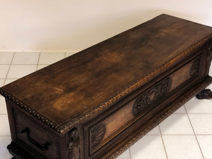 Cassapanca in legno di noce Lombardo - veneta. Fine XVI - inizio XVII secolo