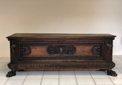 Cassapanca in legno di noce Lombardo - veneta. Fine XVI - inizio XVII secolo