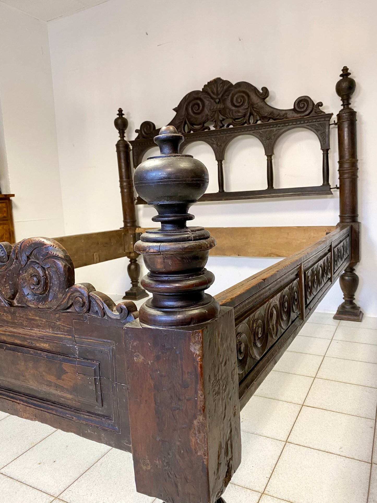 Double walnut bed. 17th century