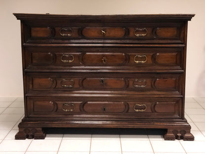 Rustic walnut chest of drawers with a slitter. Lombardy, 17th century