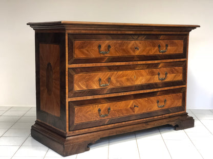 Veneered chest of drawers Reggio Modena. 17th century