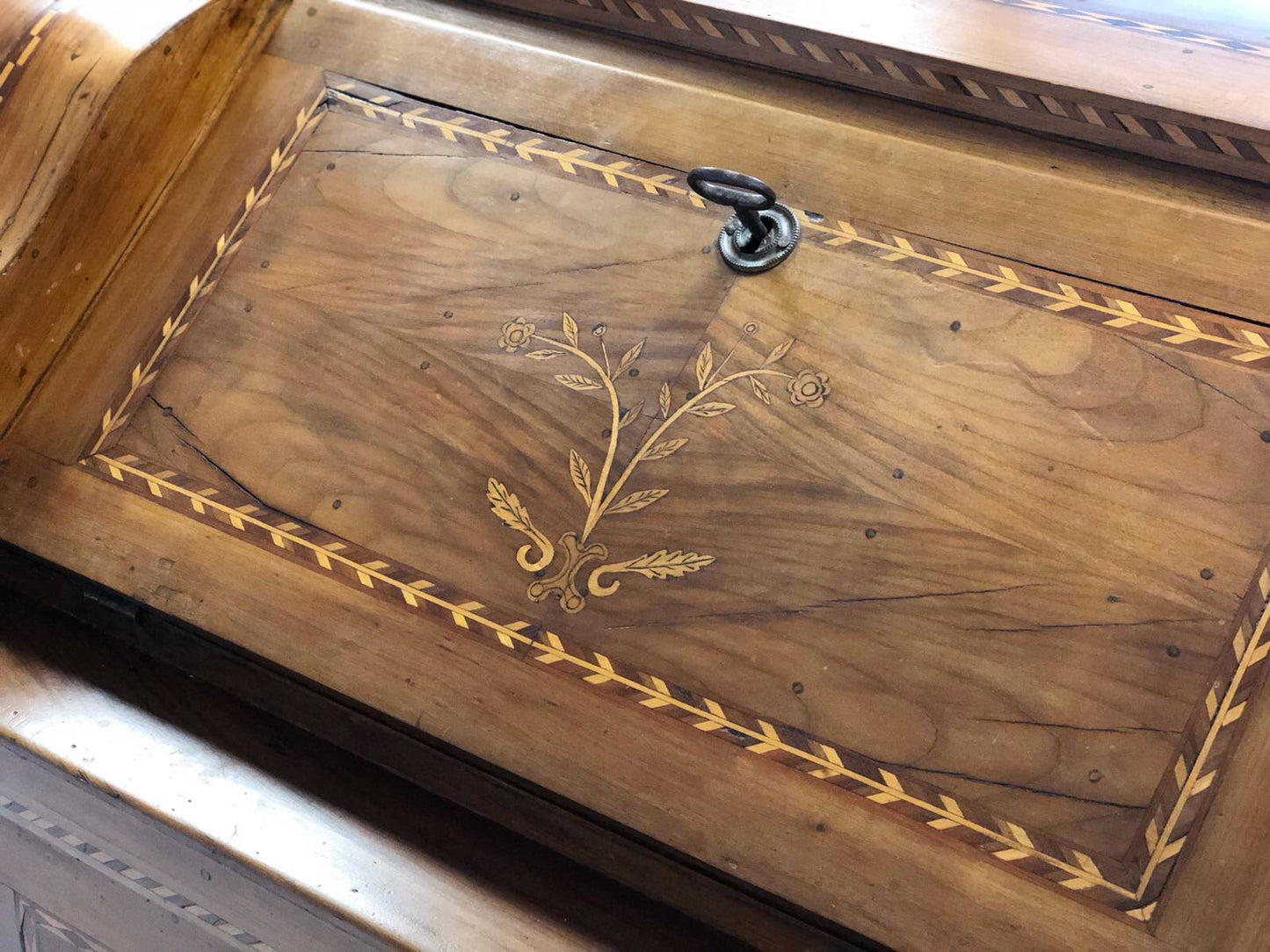 Walnut inlaid desk. Trento Louis XVI period