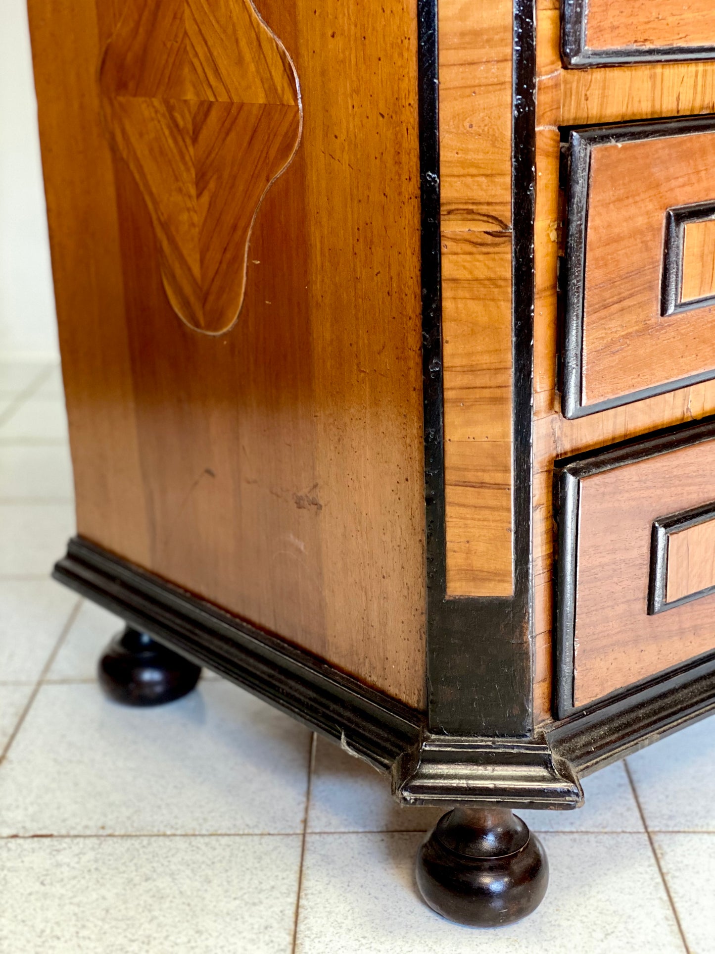 Chest of drawers in walnut and precious woods. Piedmont 17th century