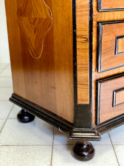 Chest of drawers in walnut and precious woods. Piedmont 17th century
