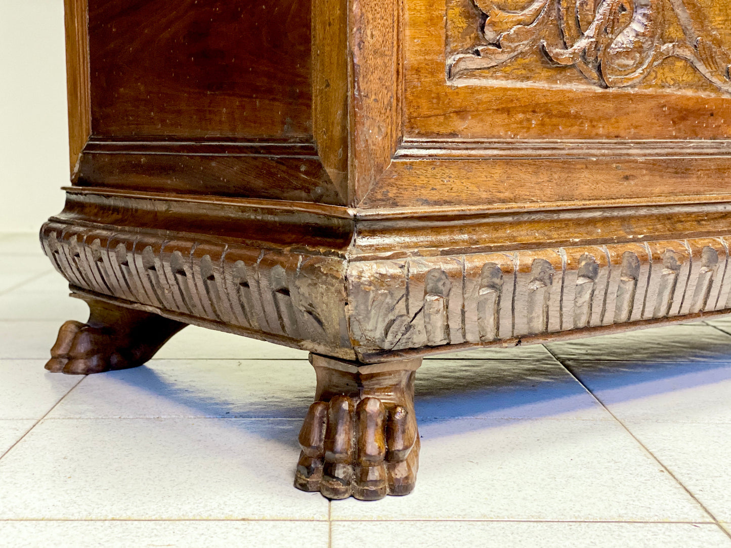 Carved walnut chest. Modena Bologna early 17th century