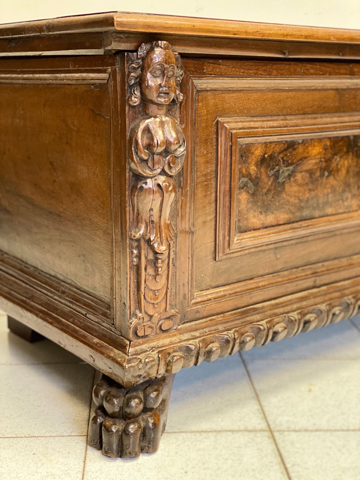 Chest carved in Lombard walnut from Brescia. Early 17th century