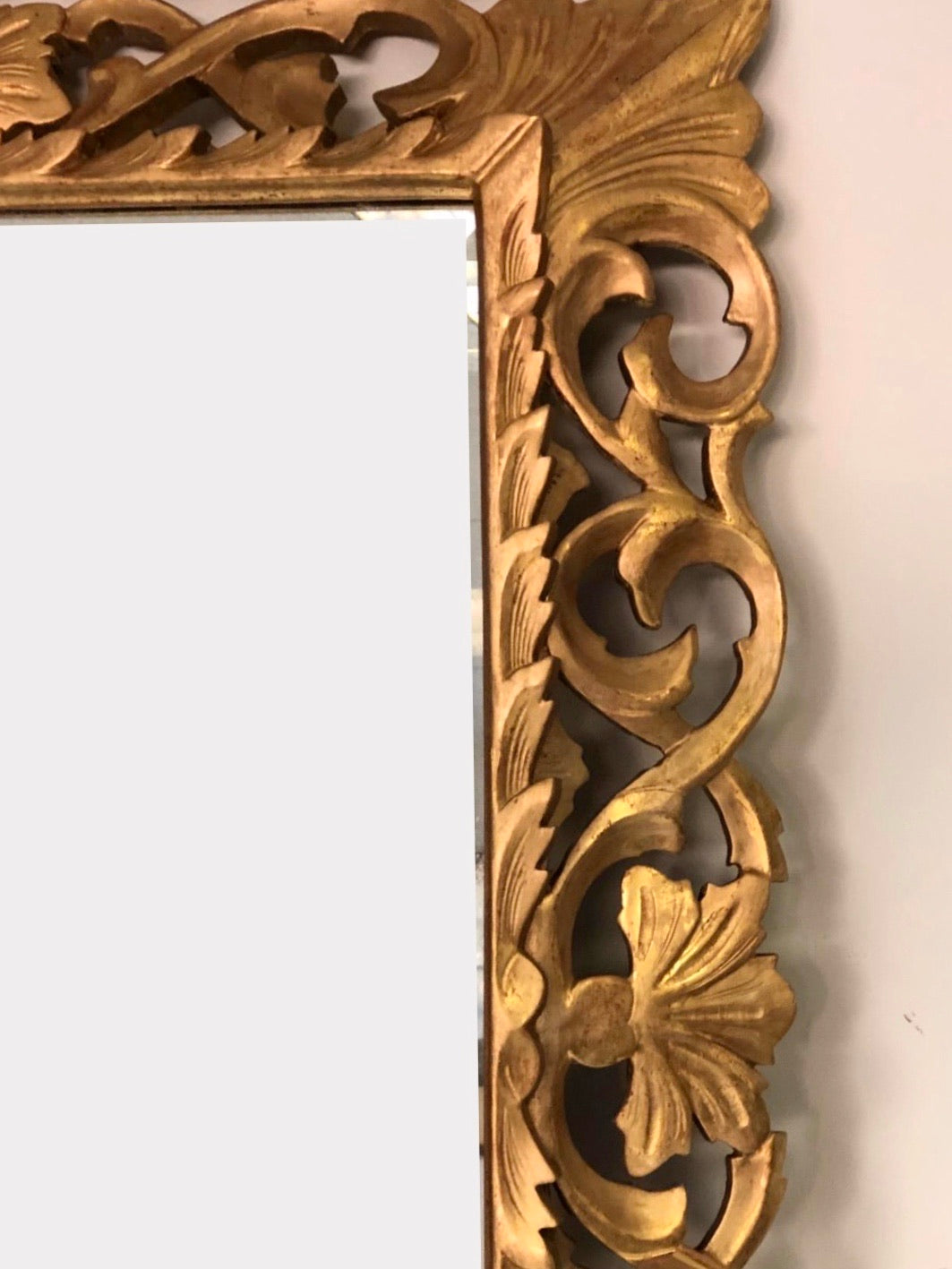 Specchiera in legno intagliato e dorato . Inizio XIX secolo