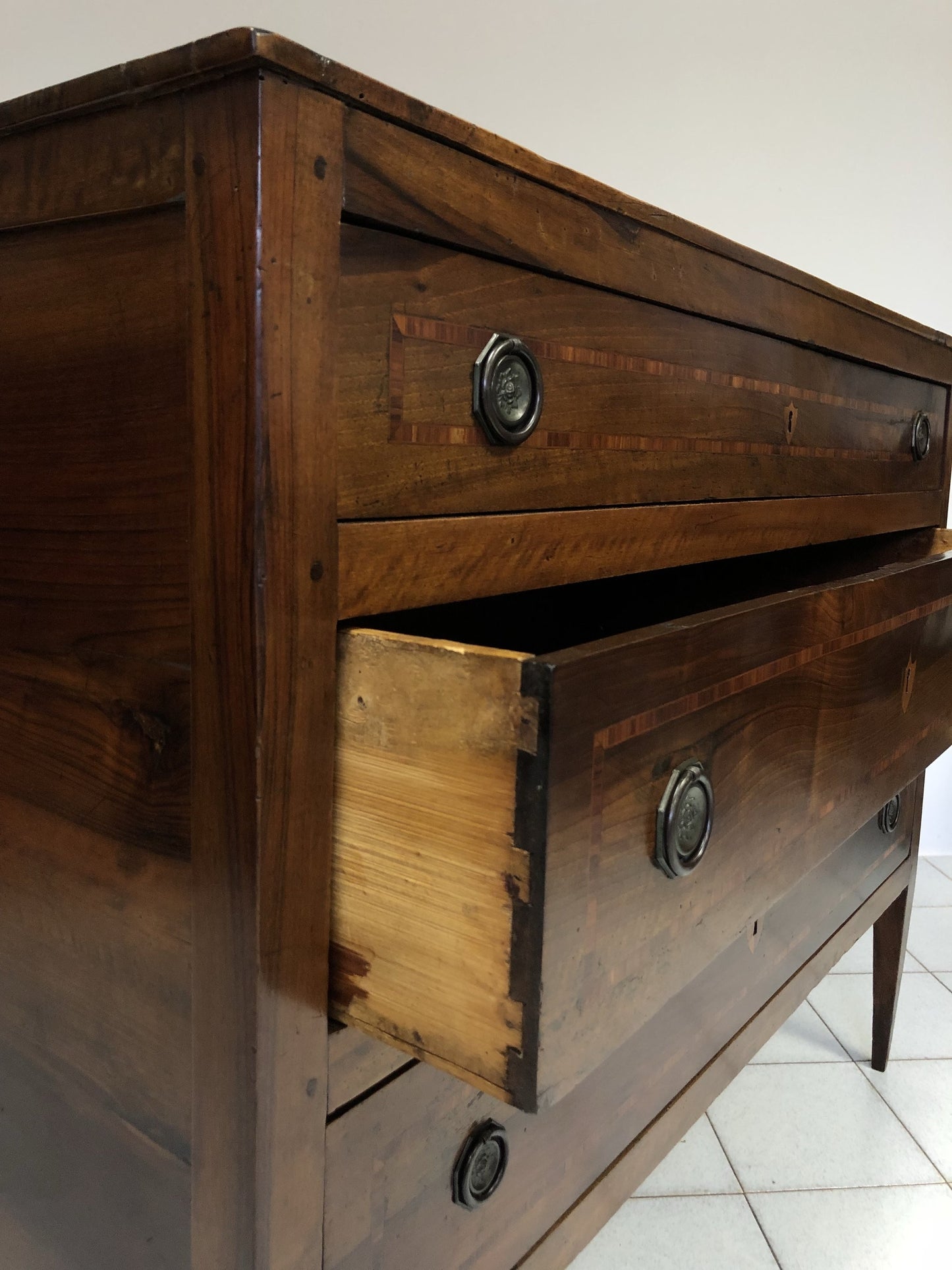 Lombard chest of drawers, Directory. 18th century