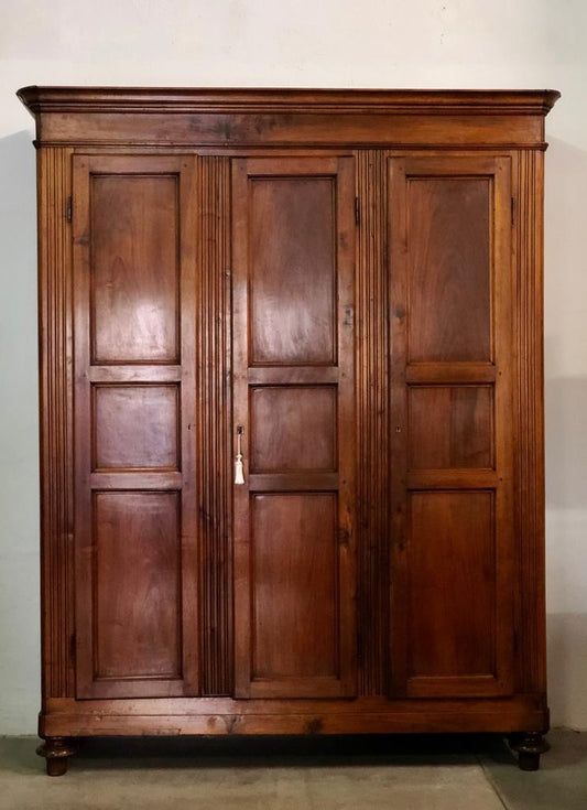 Armadio noce tre porte lombardo Carlo X . Restaurato .