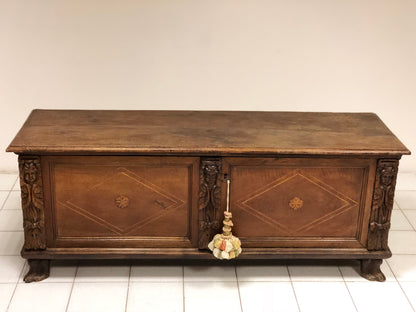 Carved walnut chest. Lombardy 17th century