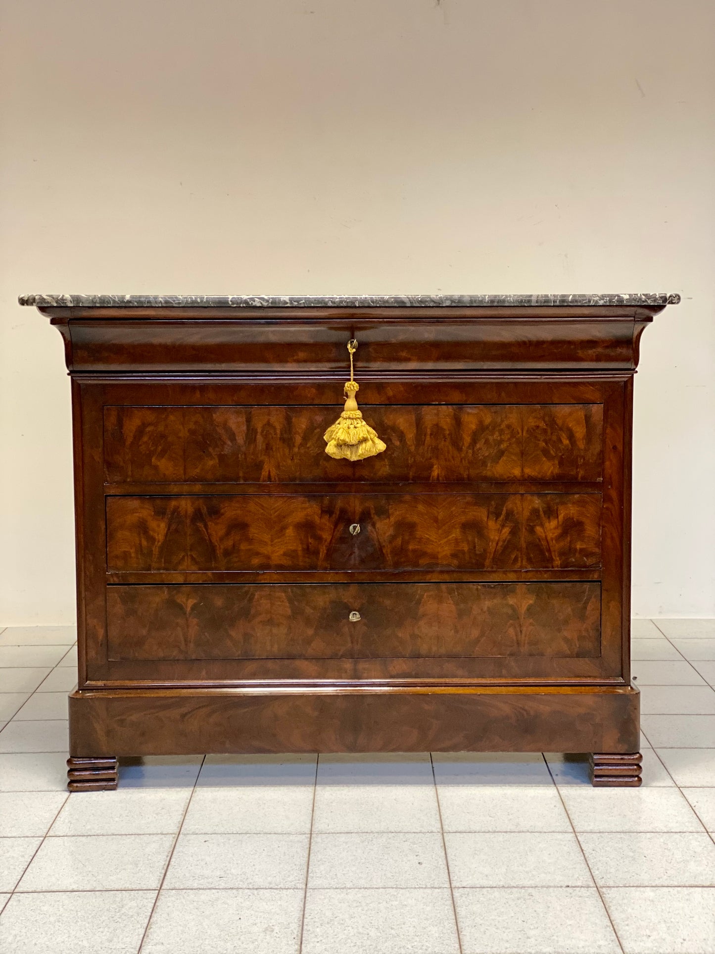 Charles X chest of drawers in mahogany feather. 19th century (restored)