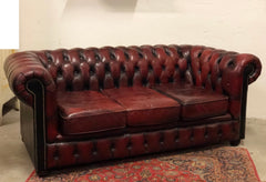 Divano chesterfield cuoio tre posti . Inghilterra anni 70