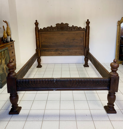 Letto Lombardo in noce Luigi XIV . XVII secolo