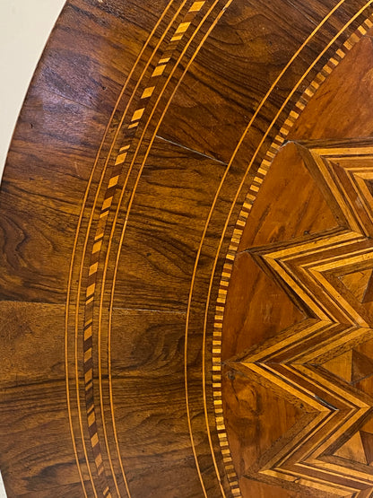 Tavolo intarsiato. Rolo. D 97 cm XIX secolo