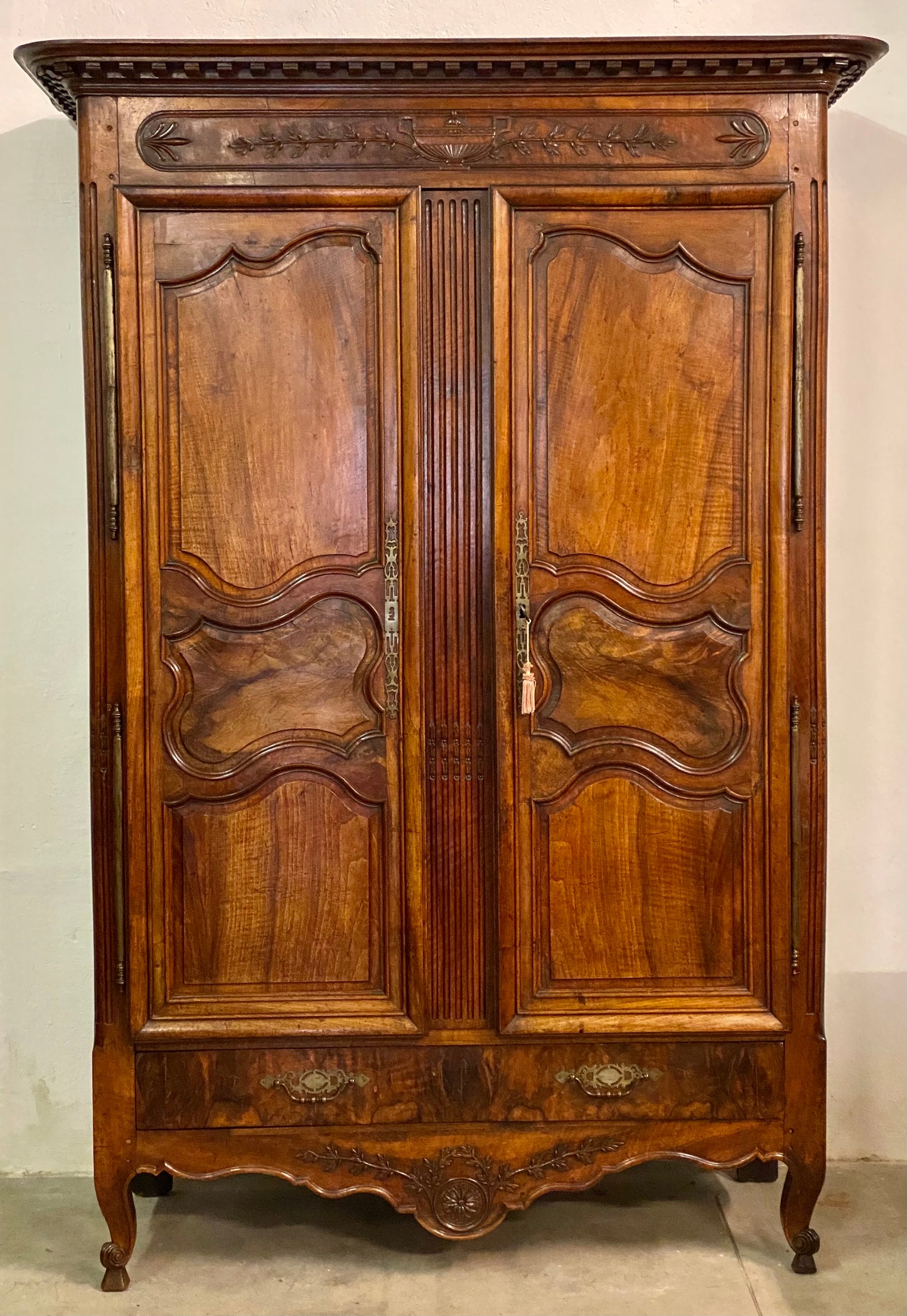 Armadio Luigi XV in noce . Restaurato. XVIII secolo