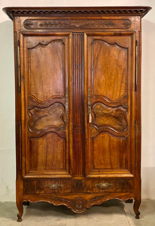 Armadio Luigi XV in noce . Restaurato. XVIII secolo