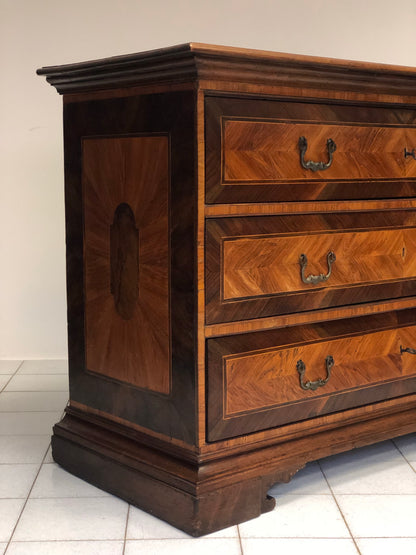 Veneered chest of drawers Reggio Modena. 17th century