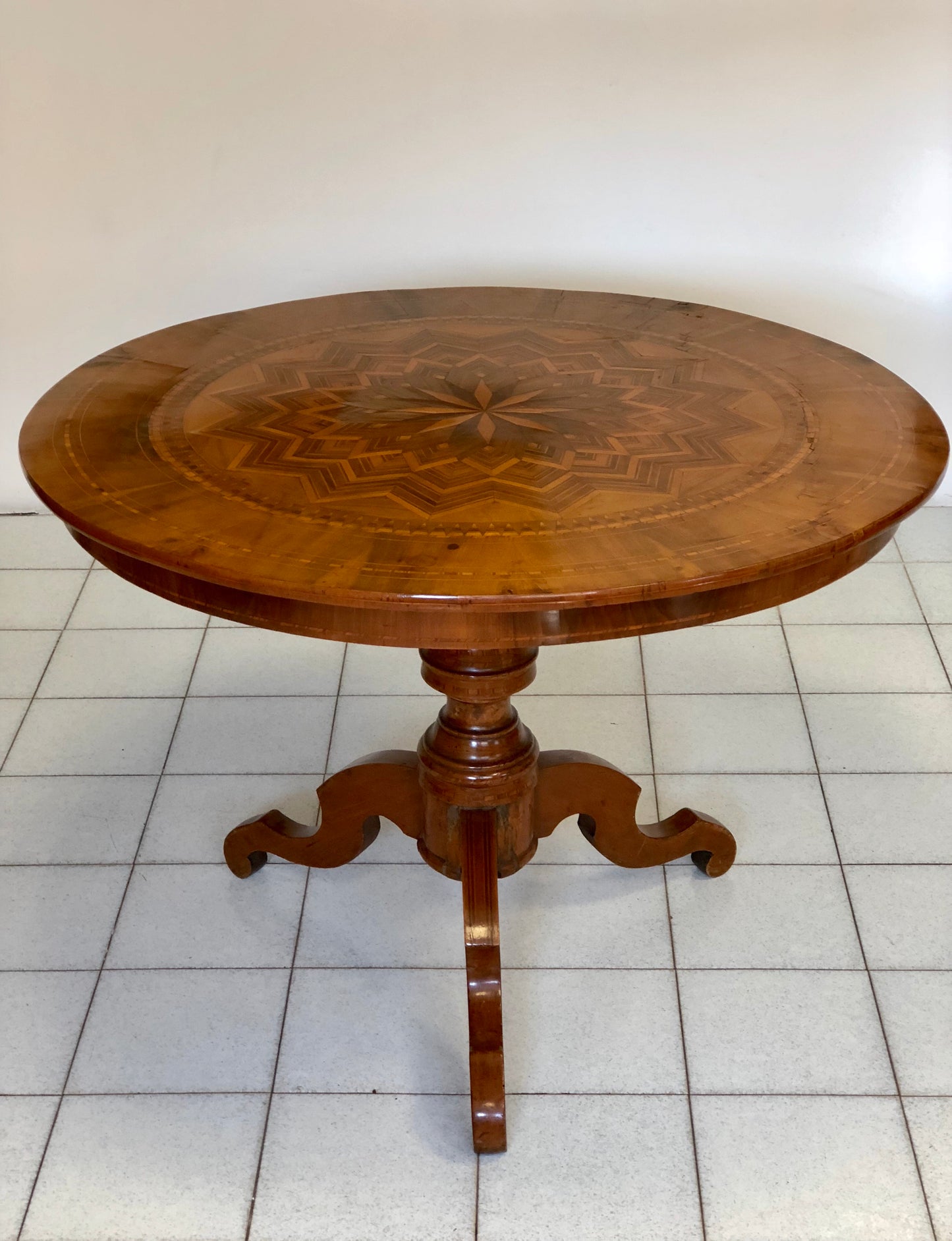 Inlaid Rolo table. 110 cm diameter