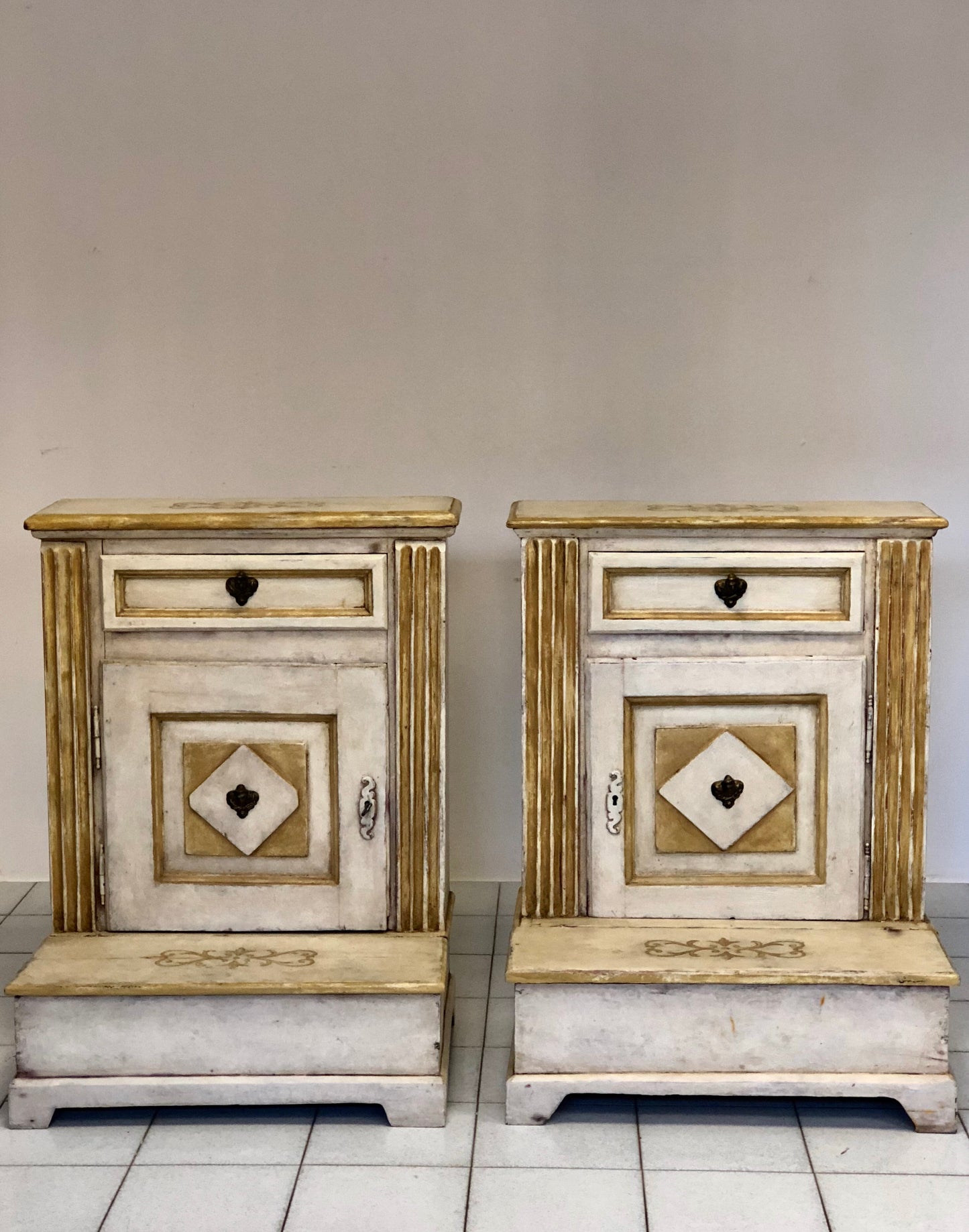 Coppia di inginocchiatoi laccati dipinti . XIX secolo