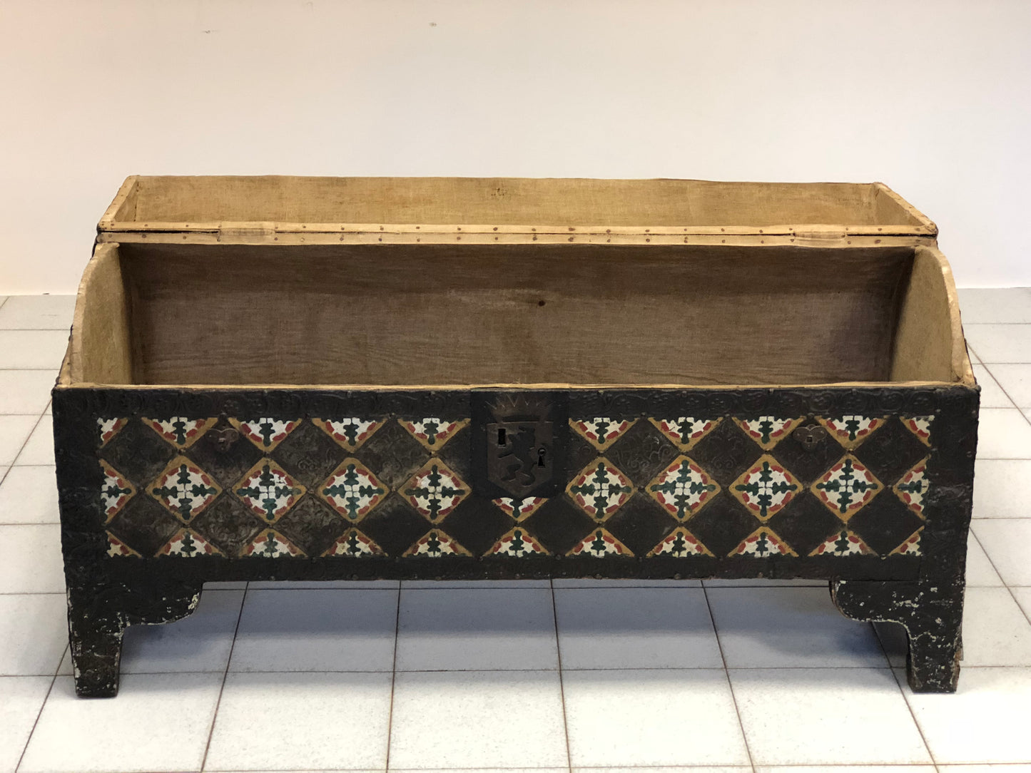 Baule con coperchio bombato . Venezia XVIII secolo