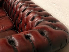 Divano chesterfield cuoio tre posti . Inghilterra anni 70