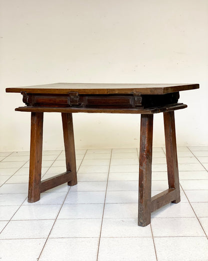 Walnut trestle table. Spain 17th century