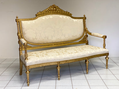 Carved and gilded sofa in gold leaf. Early 19th century