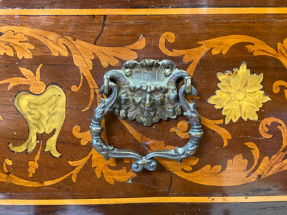 Cassettone bombato Luigi XV . Vicenza XVIII secolo