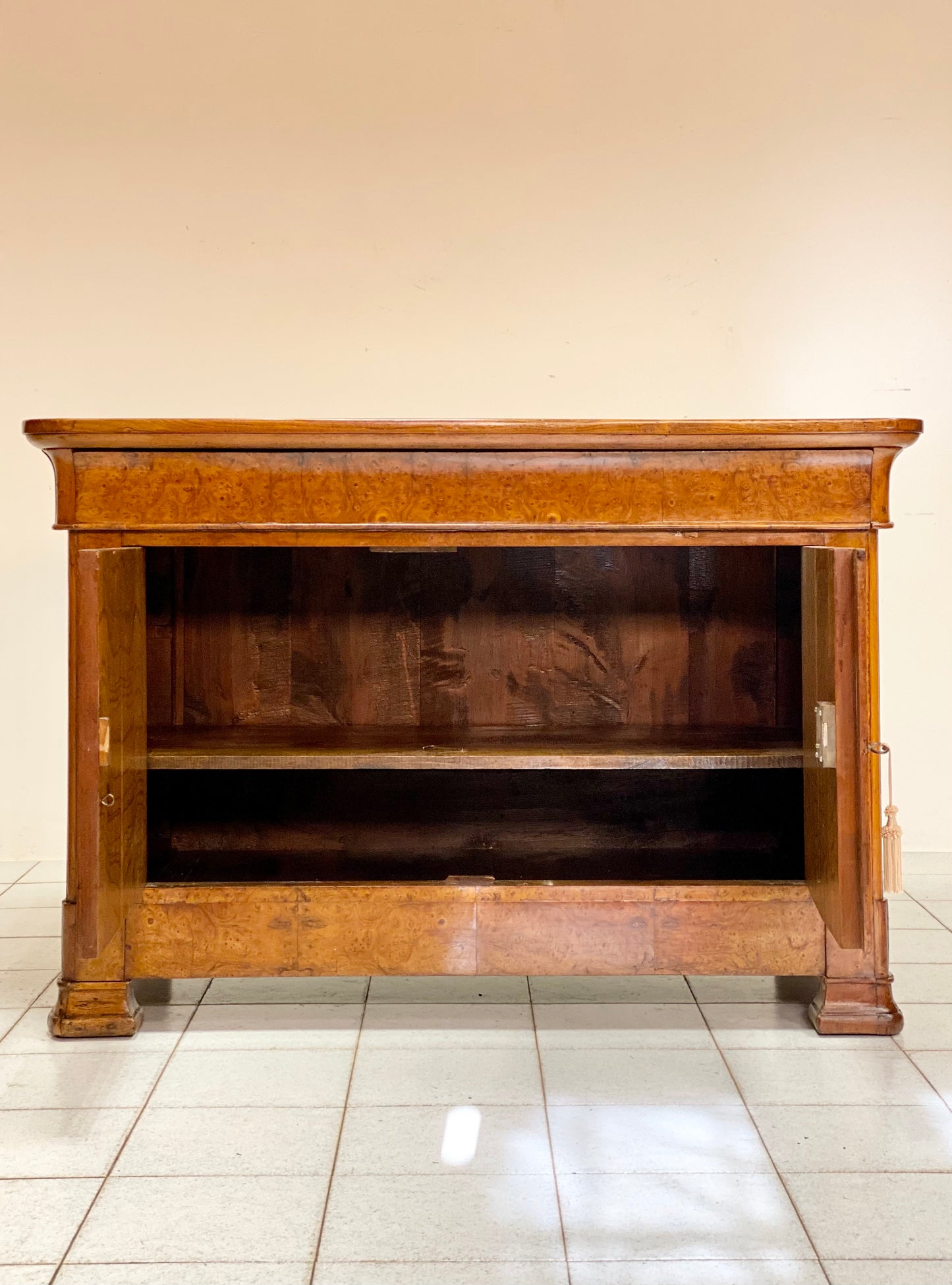 Credenza Carlo X radica di olmo . XIX secolo