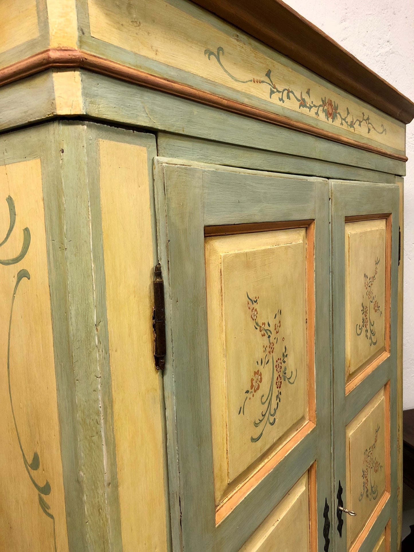 Lacquered and painted wardrobe. Early 19th century