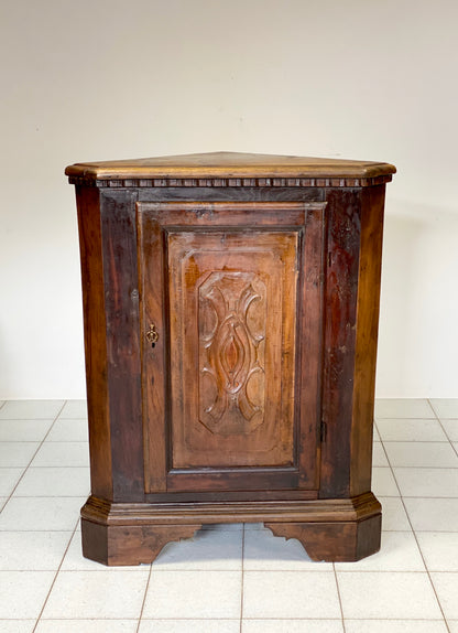 Walnut and chestnut corner cabinet Piedmont 18th century