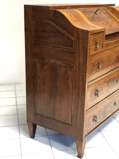 Walnut inlaid desk. Trento Louis XVI period